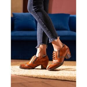 SOFFIA | ZOIE MAZE EMBOSSED STUDDED LEATHER OXFORD